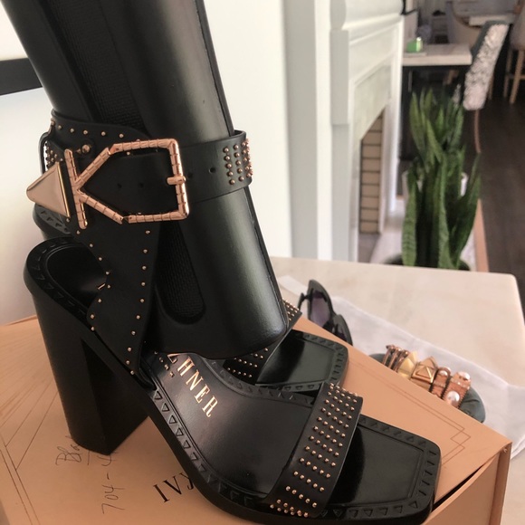 IVY KIRHZNER Women’s VOLT Shoes Black w/ROSE GOLD studs Gladiator Sandals SIZE 8 - Picture 6 of 16
